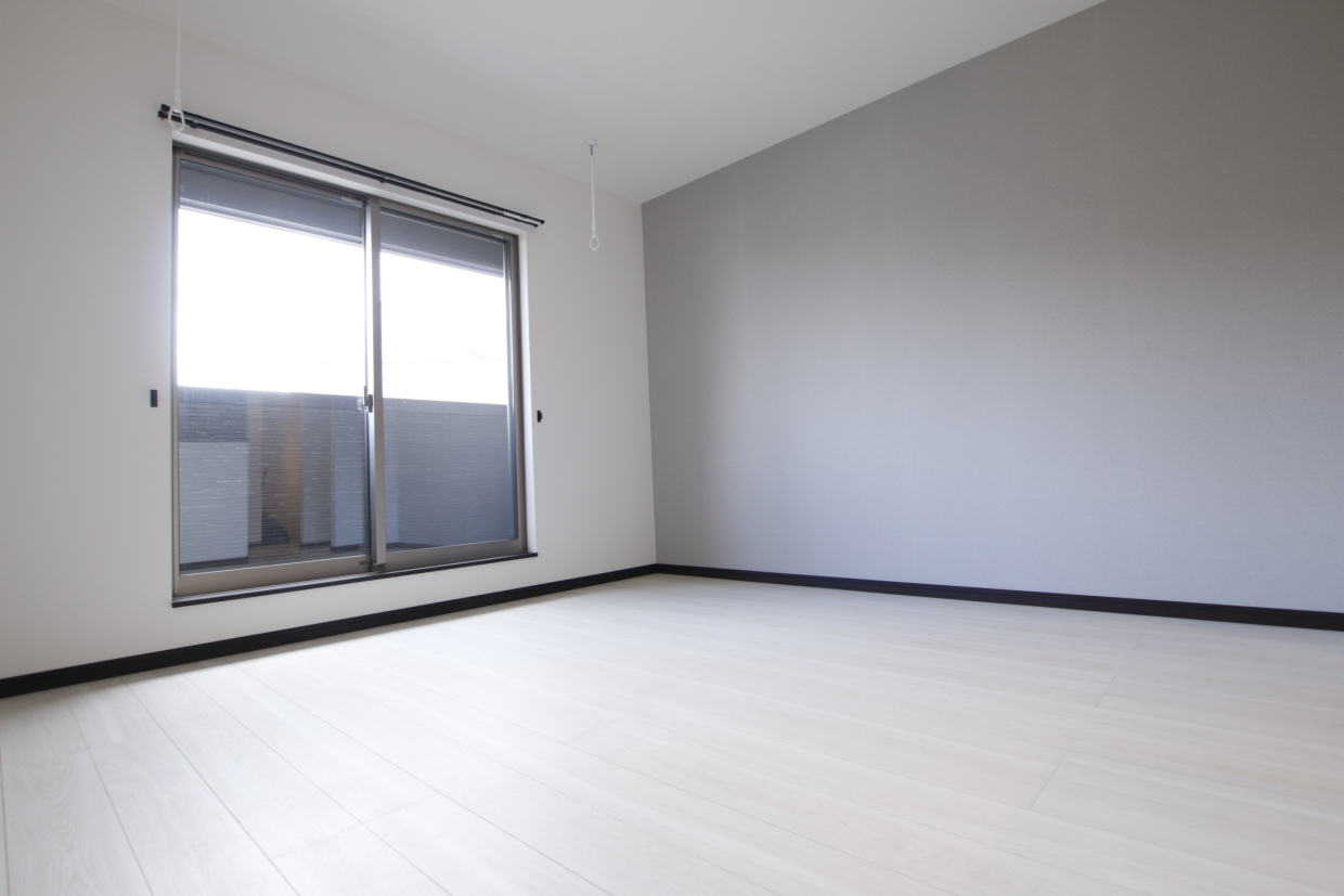 居室はホワイトを基調としていて明るいです。室内物干しもついてますね。