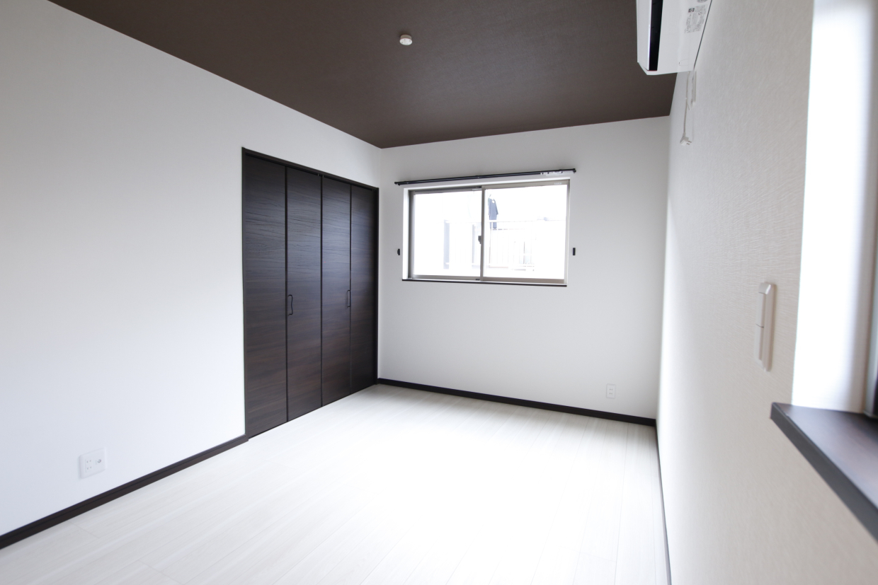 洋室9.93㎡。2面採光で明るい。