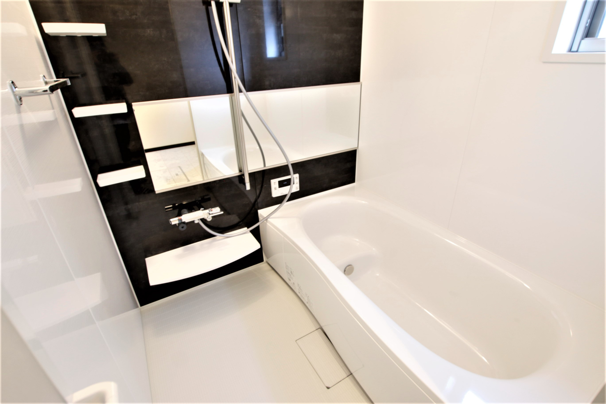 足を伸ばしてゆったり浸かれる一坪風呂。