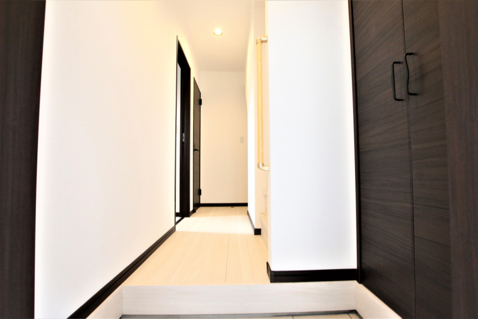 ガレージを通らずに玄関から出入りすることも可能です。