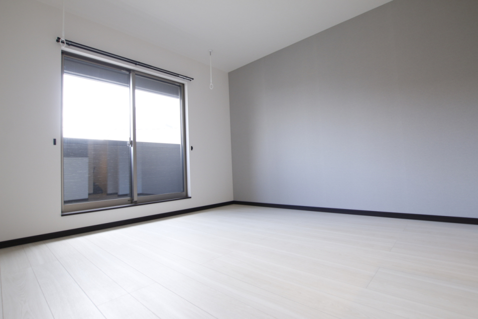 居室はホワイトを基調としていて明るいです。室内物干しもついてますね。