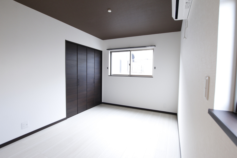 洋室9.93㎡。2面採光で明るい。