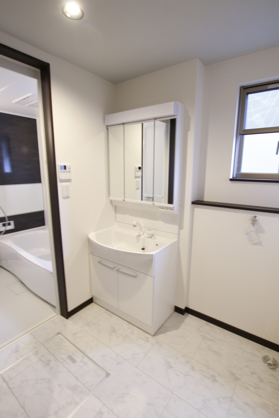 3面鏡タイプでたっぷり収納できる独立洗面台。