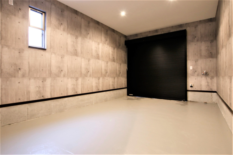 ガレージはシックでかっこいい造り。