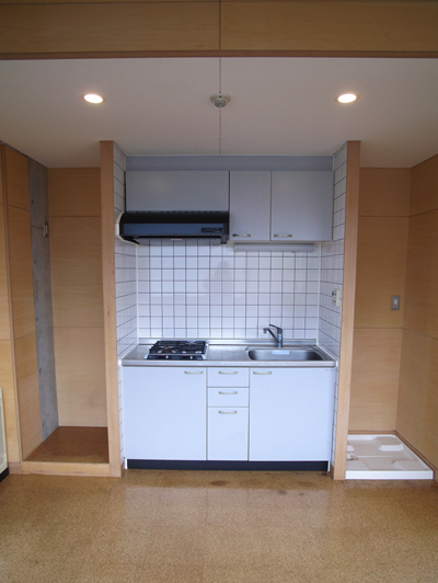 玄関入ってすぐ左手にキッチン。白タイルが可愛い！