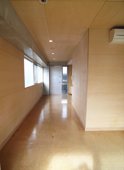 玄関からお部屋の奥まで一直線なので、間に棚などで目隠しすると良さそう。