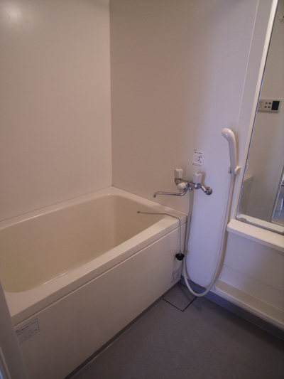 しっかり浸かって温まれそうなお風呂。