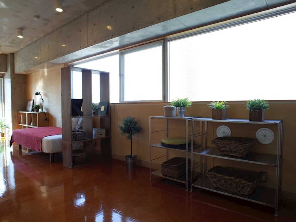 こちらにも細長い大きな窓があるので、光がたくさん入ります。