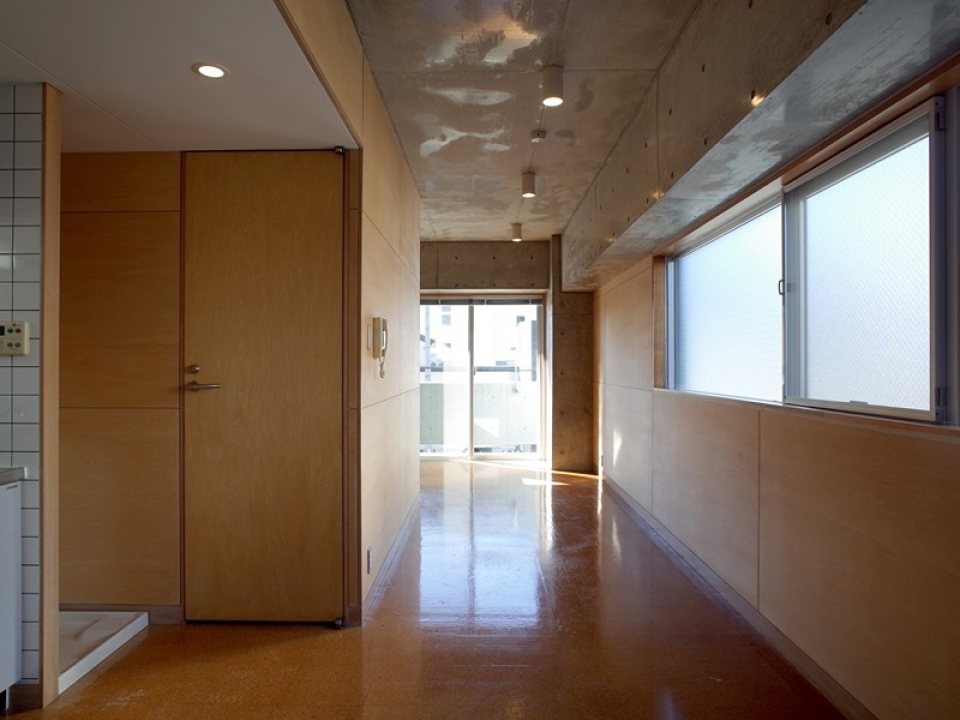 向かって左手の扉の向こうが水回りです。