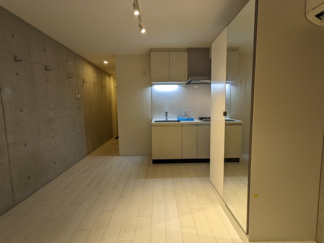 白&times;コンクリのシンプルな空間。