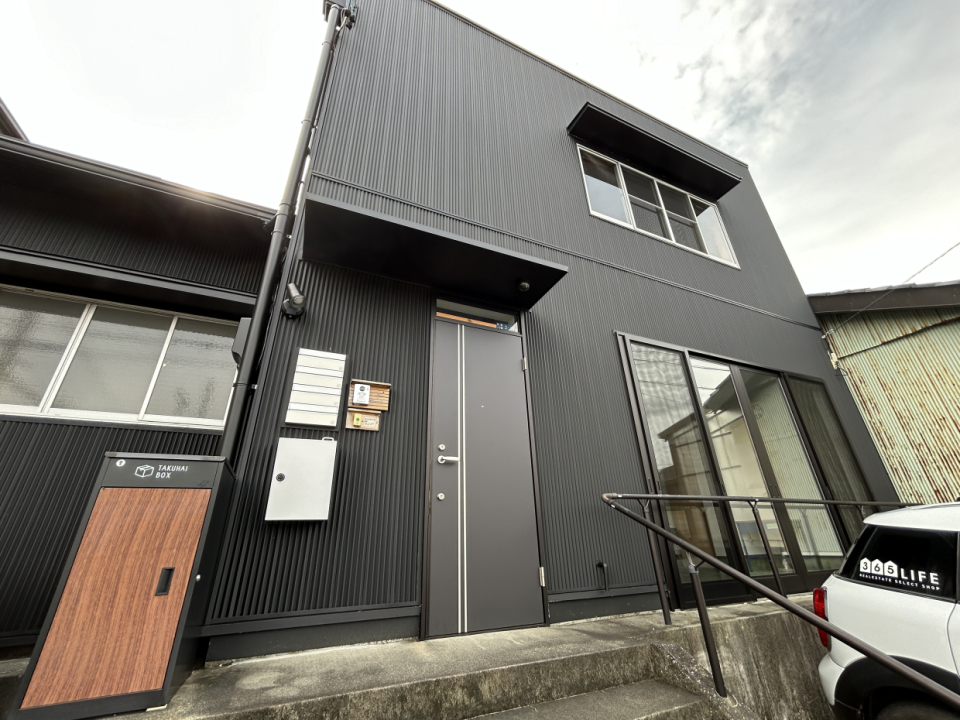 布橋の坂の途中にある住宅付き店舗。