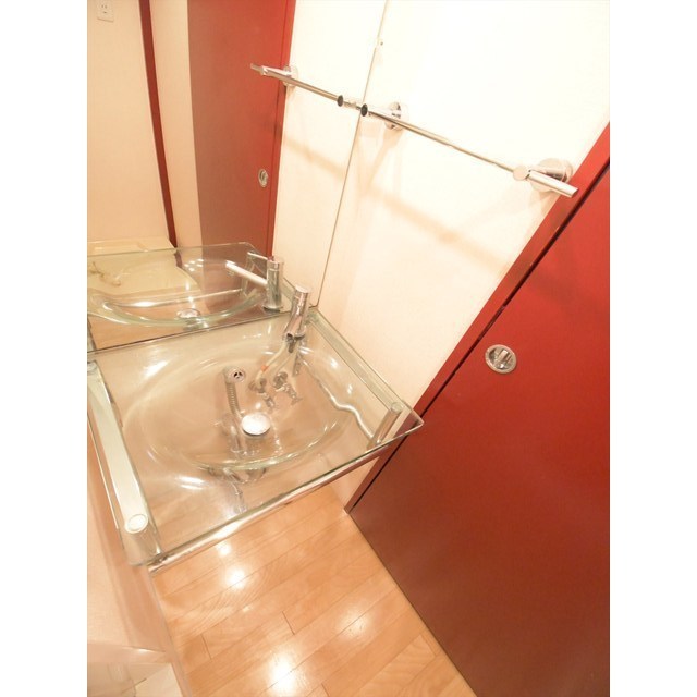 クリアな洗面ボウルと、鮮やかなレッドがここにも。