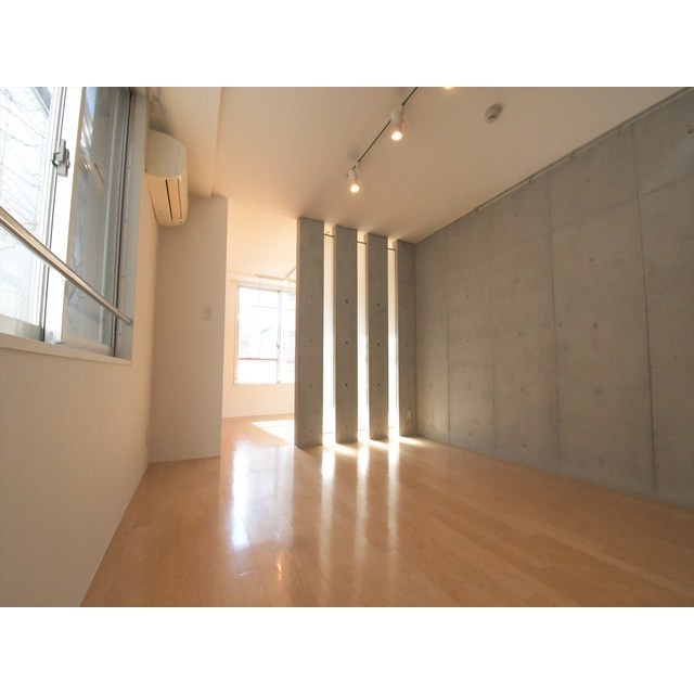 南西向きの窓からは、たっぷり光が降り注ぎます。