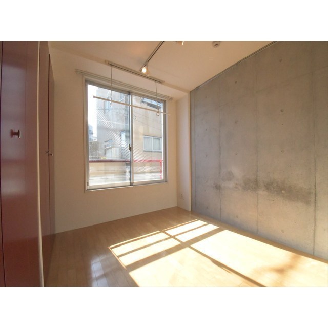 ここにベッドを置いて、日差しの中でお昼寝する休日も素敵。