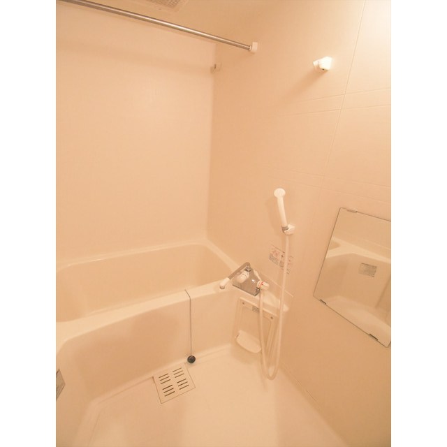 お風呂はシンプルなホワイト空間です。