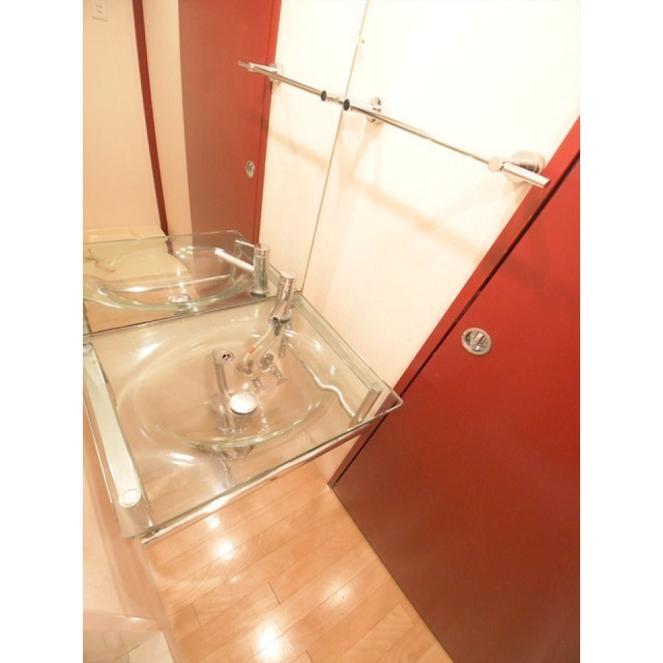 クリアな洗面ボウルと、鮮やかなレッドがここにも。