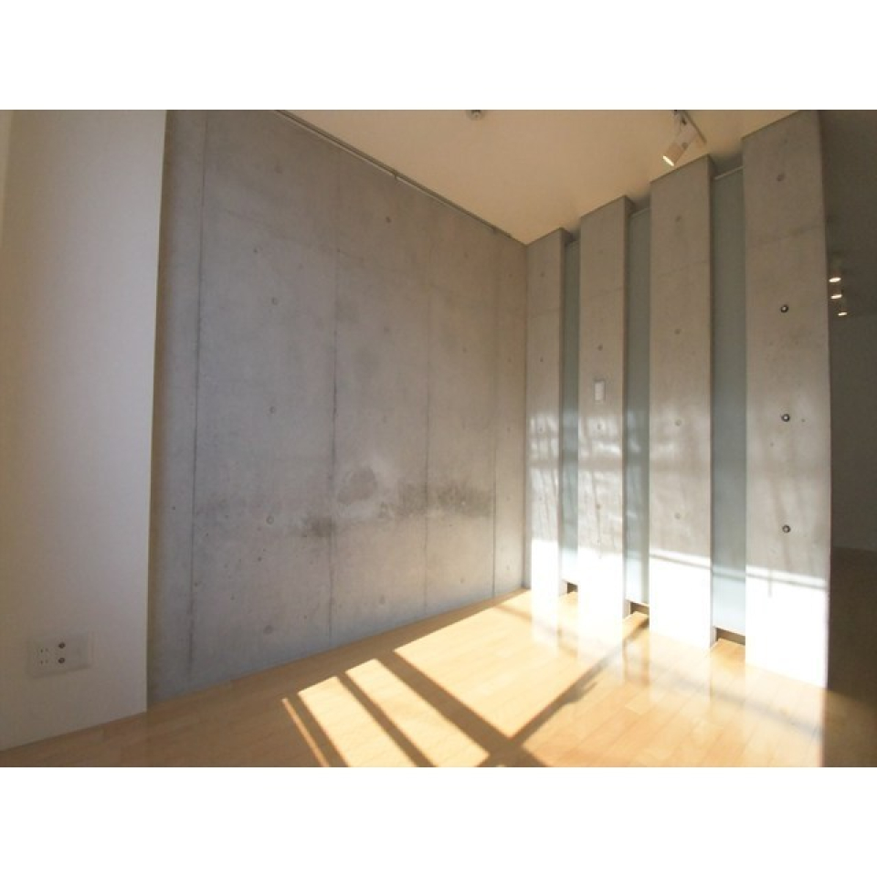 明るい日差しの中に植物を置いてもよく似合いそうです。