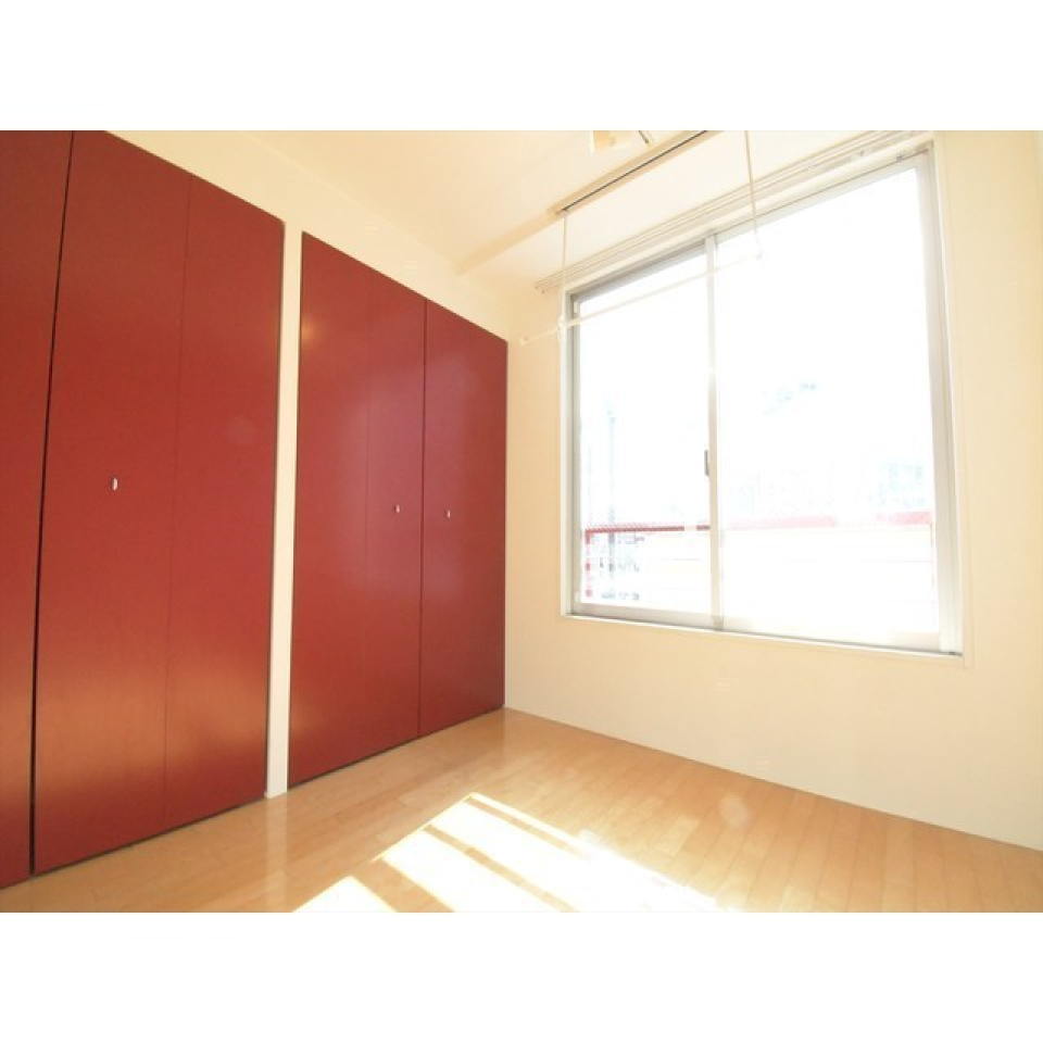 収納の扉は元気の出る鮮やかなレッド！