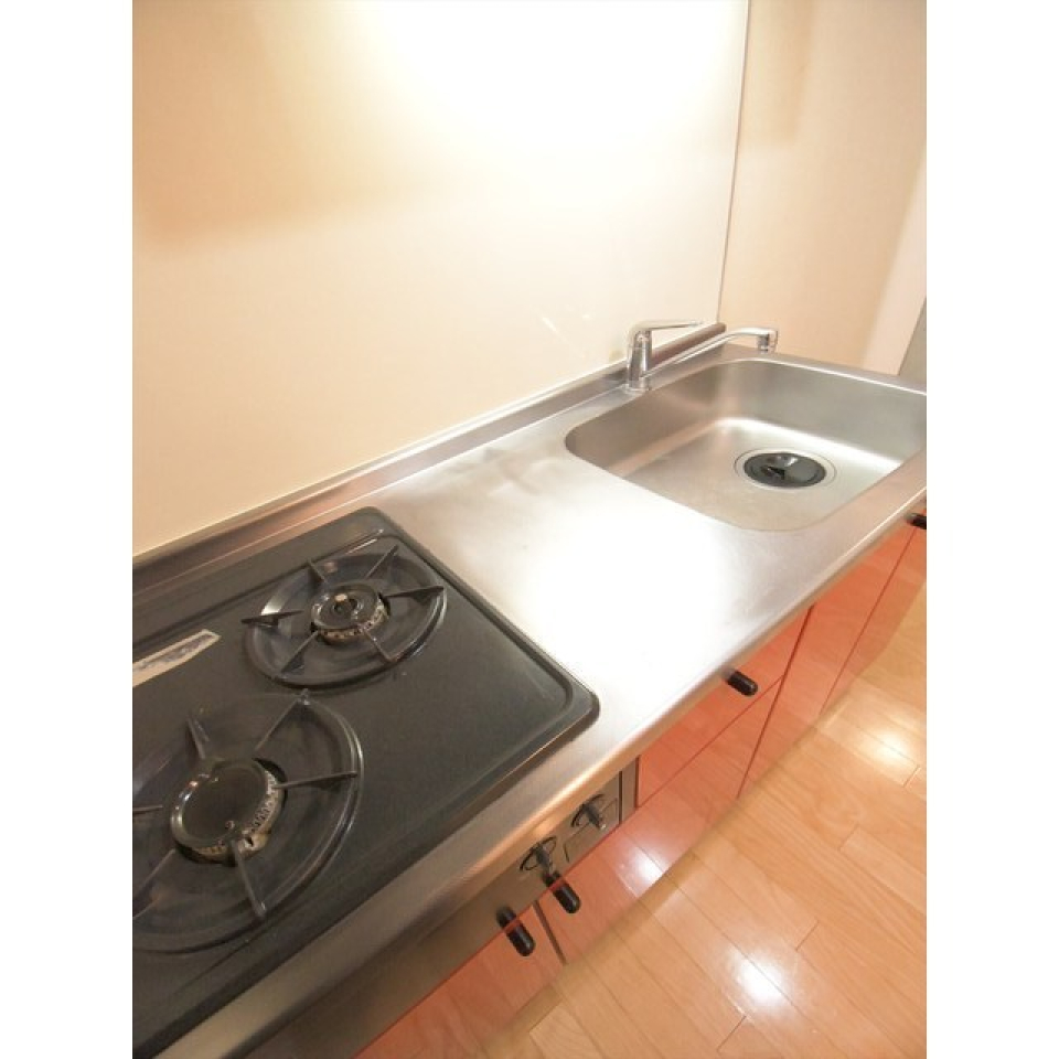 キッチンにも鮮やかなレッドが。