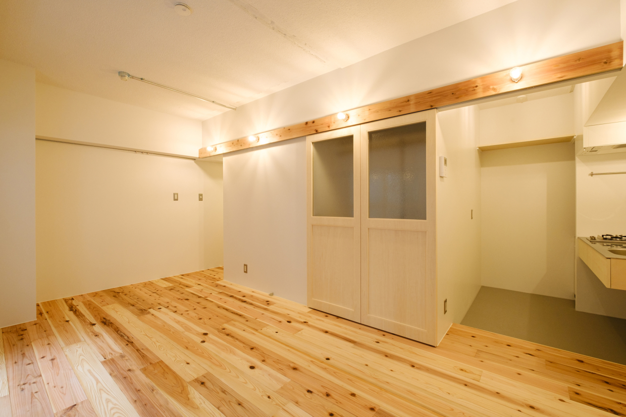 お部屋の中央にある、窓付きの扉の中は&hellip;