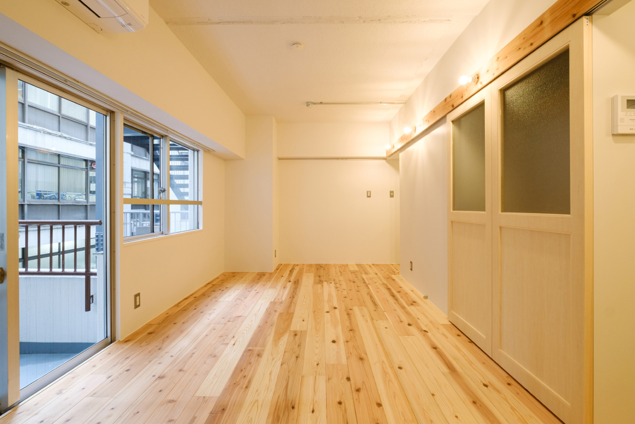 白いシンプルな壁が、木目の美しさを引き立てます。