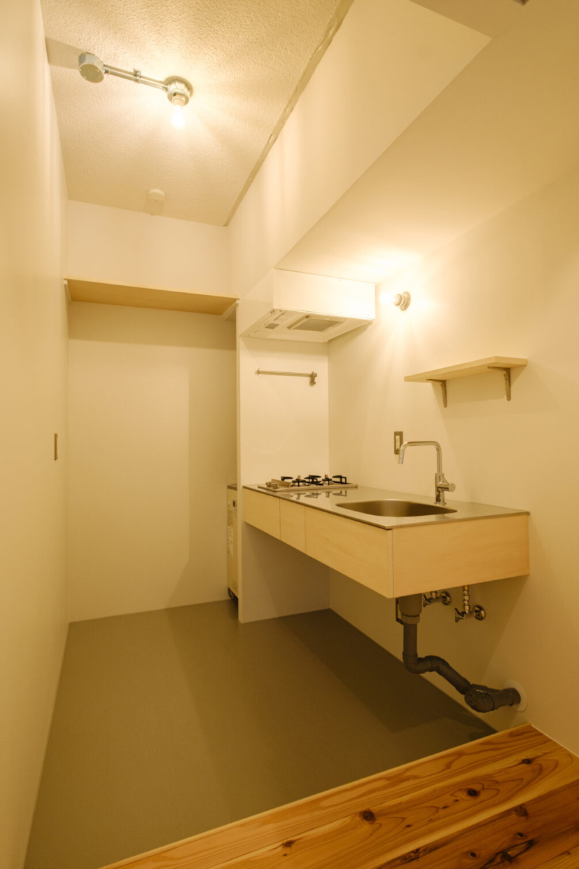 キッチンも落ち着いた色味で素敵&hellip;！