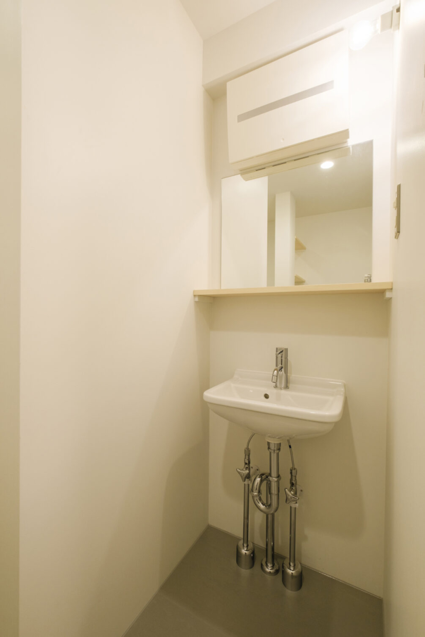 パウダールームは清潔感のあるホワイトで統一。