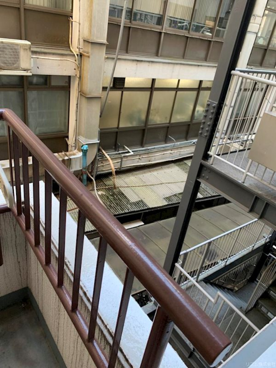 眺望は、ザ都会という景色。窓にはお気に入りのカーテンをつけると良さそうです。