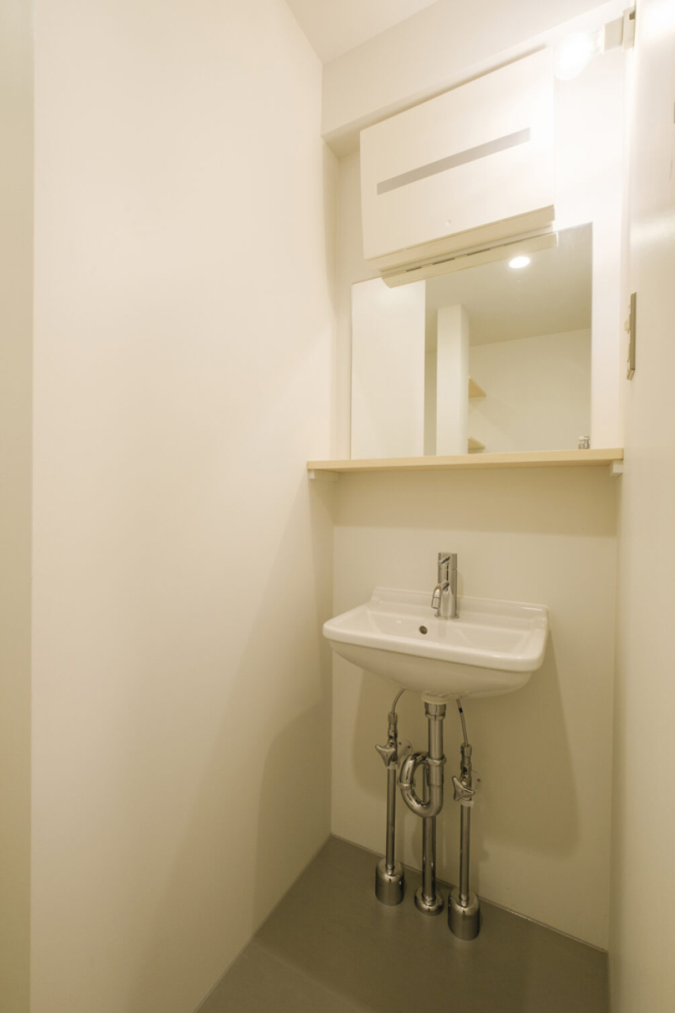 パウダールームは清潔感のあるホワイトで統一。