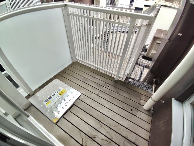 ベランダはウッドデッキ調で可愛い。植物を並べても素敵です。