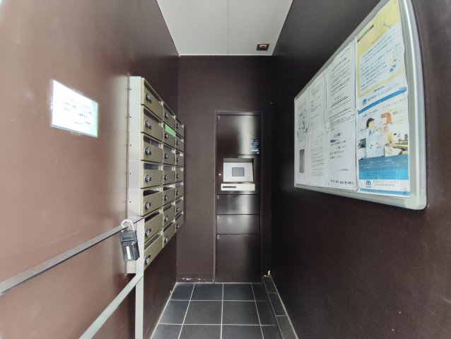 共用部にはずらりと並んだポストと、