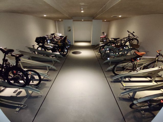 壁と屋根付きで安心の駐輪場！