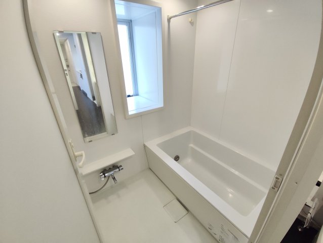 大きめの窓が嬉しいお風呂！ゆったり浸かれそう。