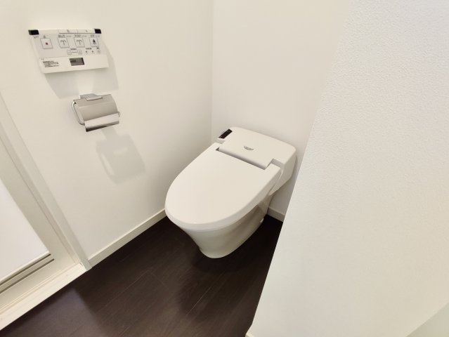 トイレも同室ですが、洗面台とは壁で隔てられています。