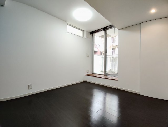 窓際にソファを置いても素敵！