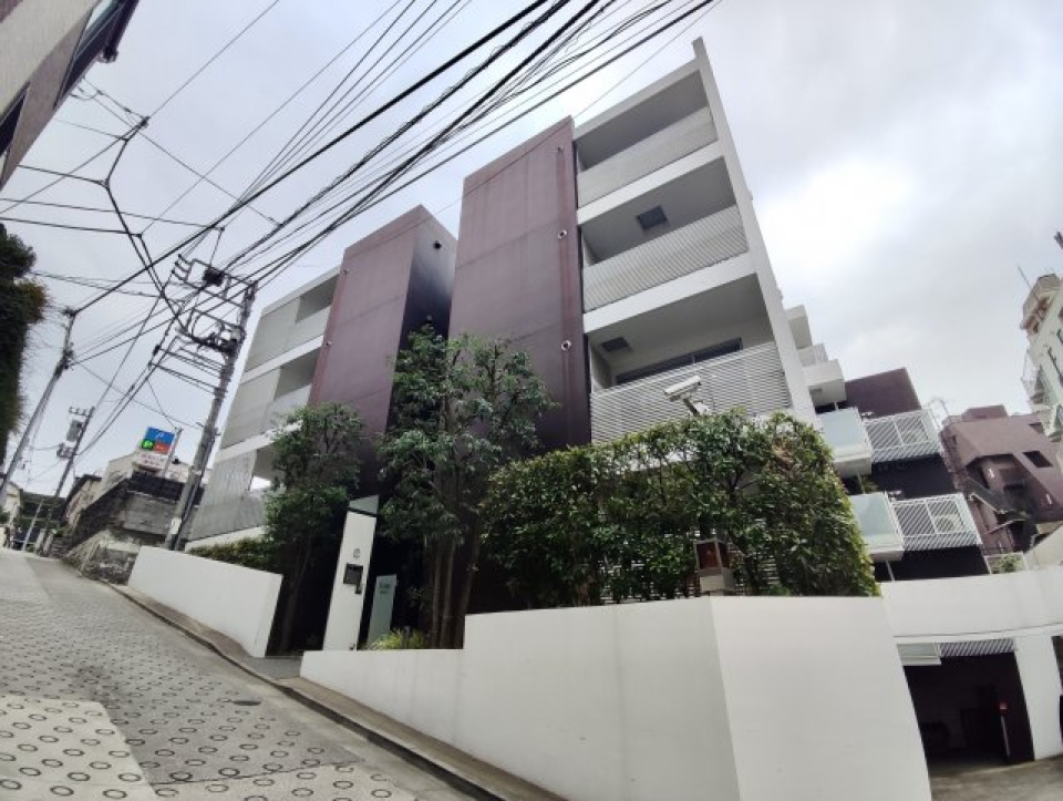 渋谷らしく、坂の途中に位置しています。