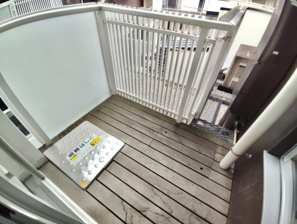 ベランダはウッドデッキ調で可愛い。植物を並べても素敵です。