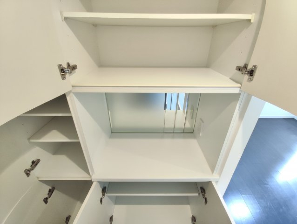 間の棚には鍵や香水などお出かけ間際に必要なものをちょっと置けます。