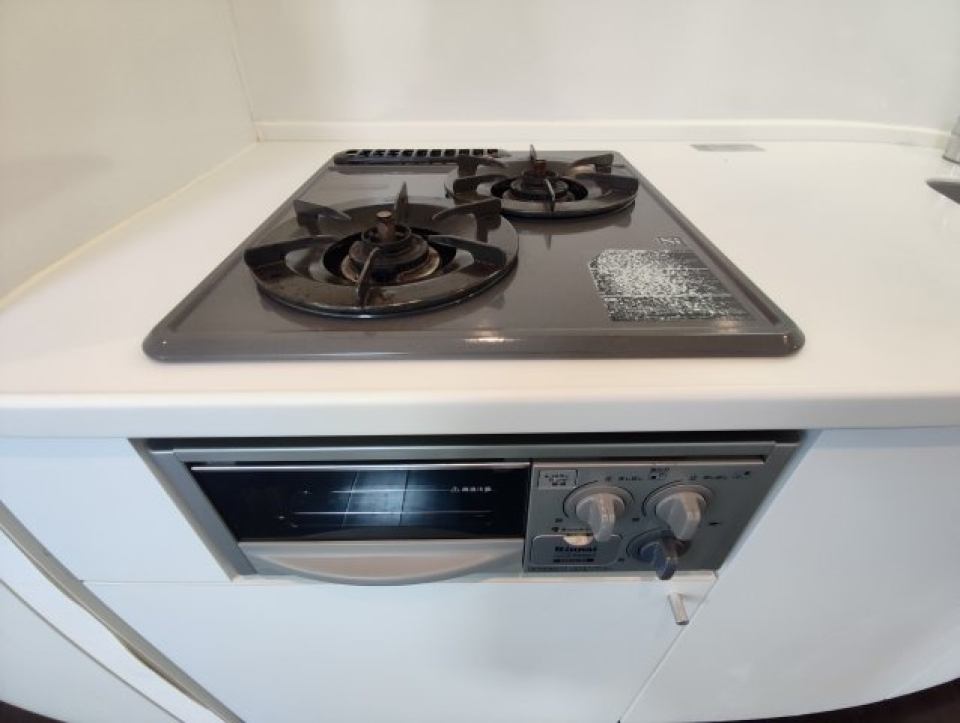 グリル付きの二口コンロでお料理の幅も広がります。