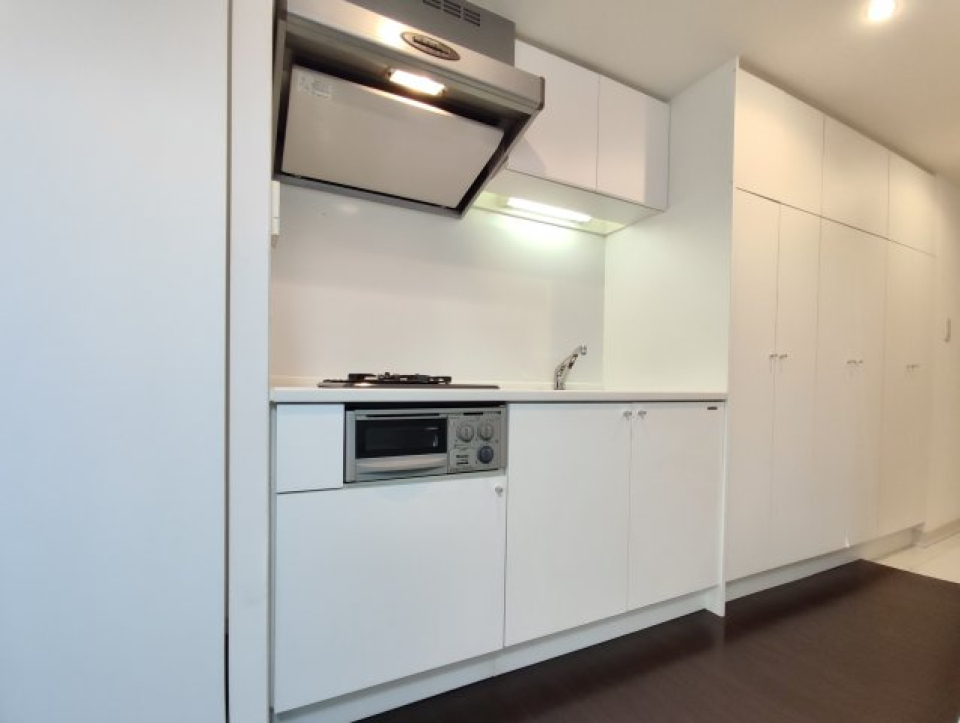 キッチンと隣の収納のデザインが統一されてるんです…！感動！