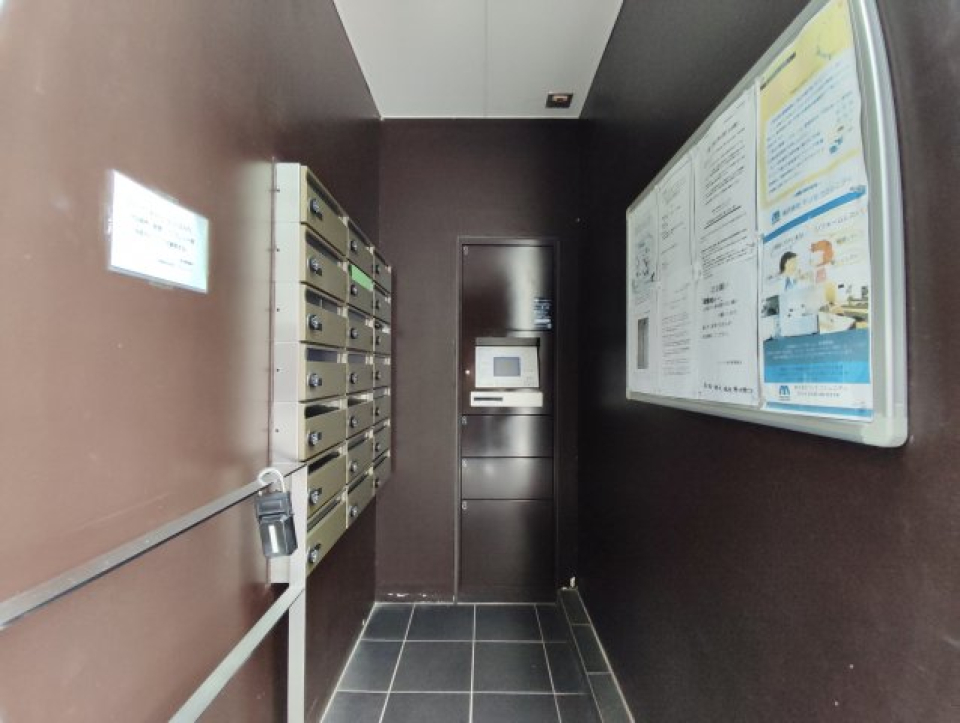 共用部にはずらりと並んだポストと、