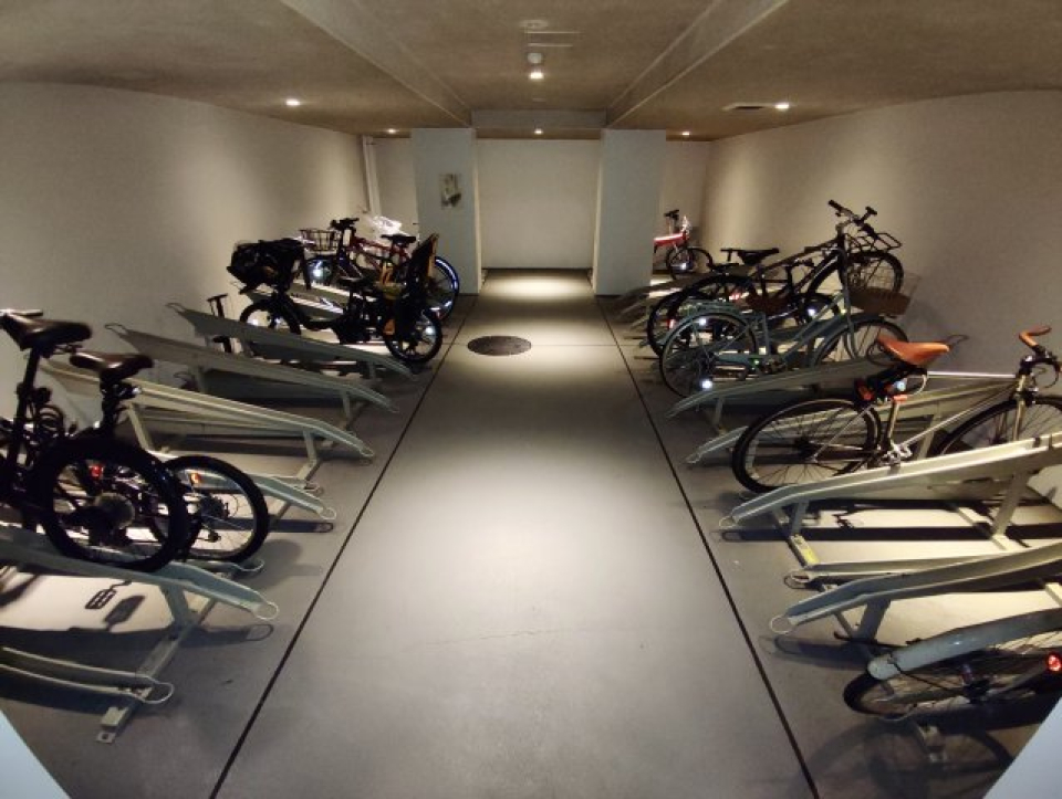 壁と屋根付きで安心の駐輪場！