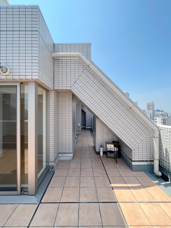 斜めに伸びた柱をくぐってみると&hellip;