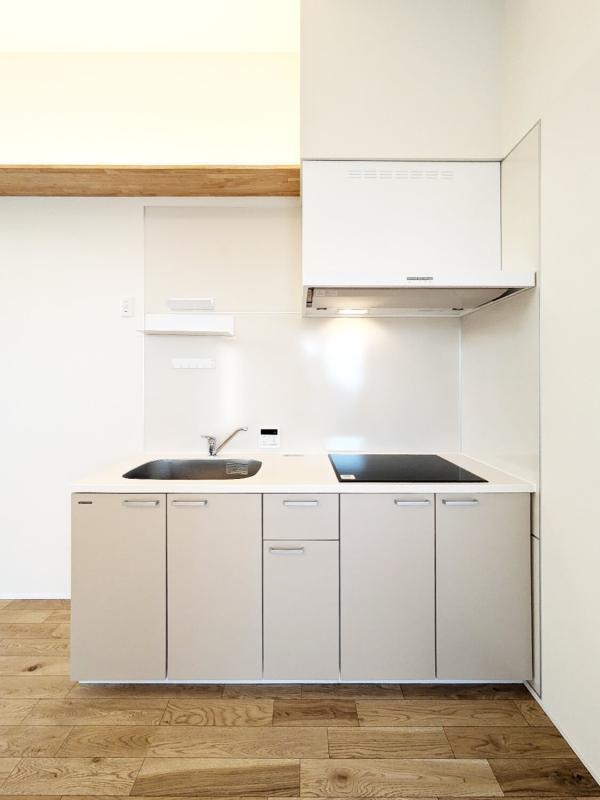 ホワイトでシンプルなキッチンは、使い勝手も良さそう。