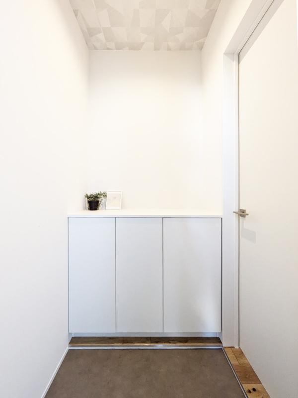 玄関もシンプルホワイトで統一されています。