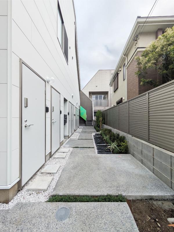 ホワイトのドアが、綺麗にならんでいます。