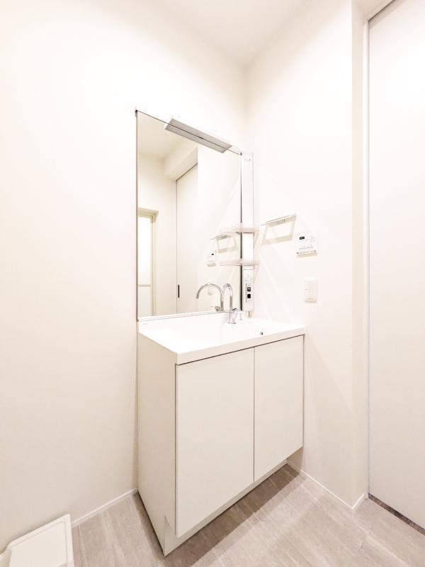 細部まで白で統一された洗面台。こちらも素敵&hellip;！