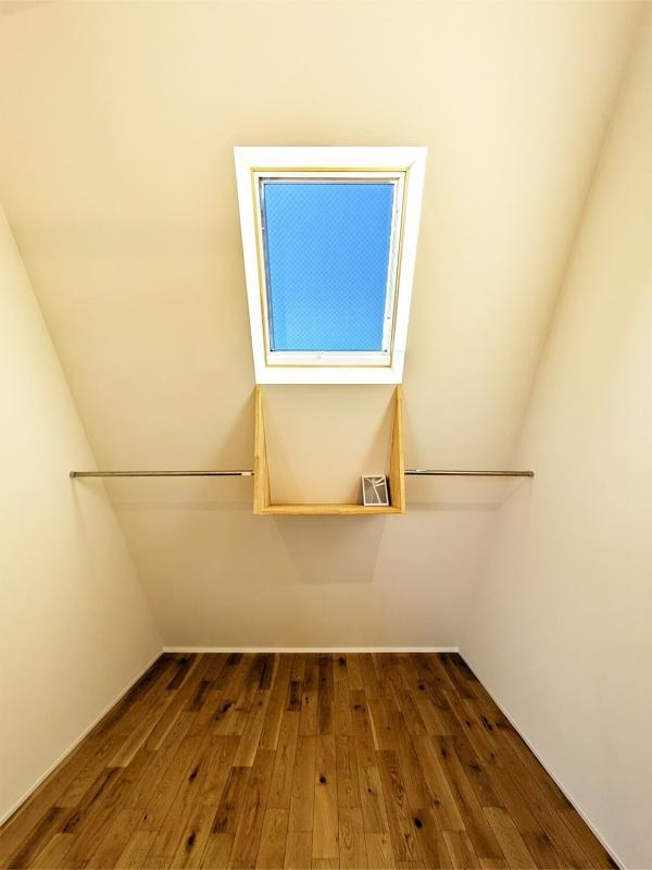 天窓のような斜めの窓＆棚のスペースが！ここを書斎にしたいなぁ。