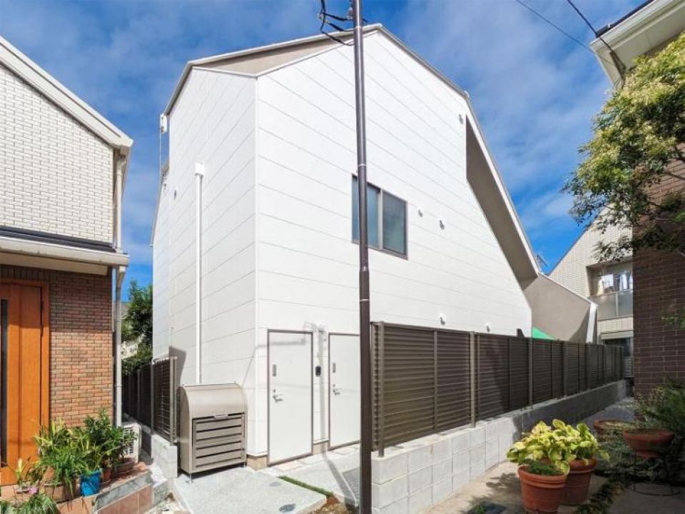 一軒家のような、ちょっと不思議な形の外観。