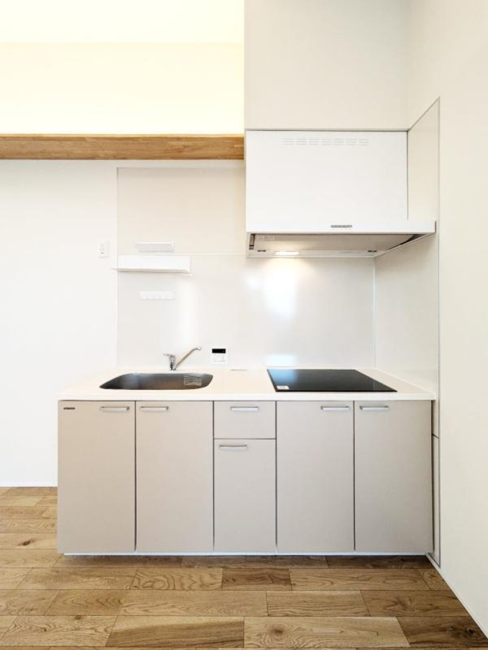 ホワイトでシンプルなキッチンは、使い勝手も良さそう。